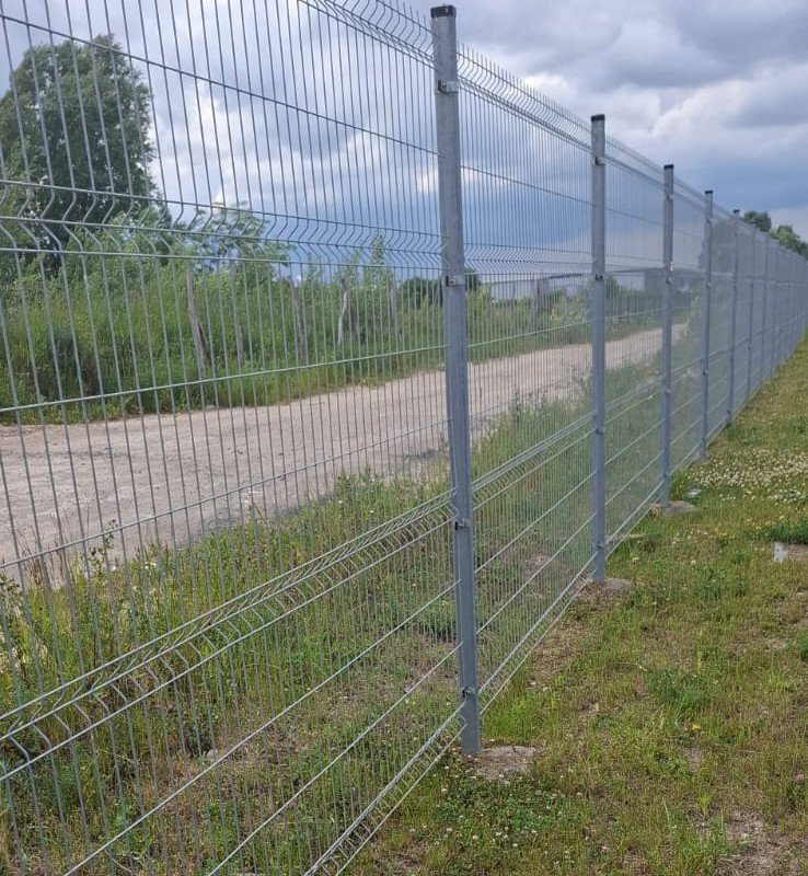 Gotowe, srebrne ogrodzenie panelowe – estetyczna i funkcjonalna instalacja w Gorzowie Wielkopolskim.